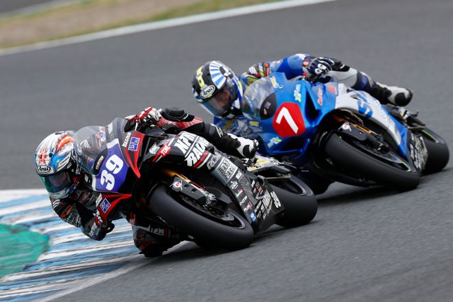 3位争いをする岡本裕生（bLUcRUﾆﾄﾛﾚｰｼﾝｸﾞ51YAMAHA）、津田拓也（WestPower SUZUKI）／2021年全日本ロード第1戦もてぎ ST1000