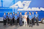 エースジャパン株式会社の判藤慶太代表取締役と握手を交わす関口雄飛