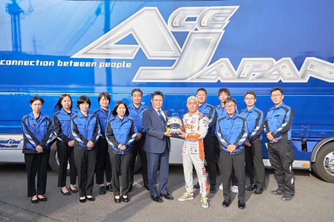 エースジャパン株式会社の判藤慶太代表取締役と握手を交わす関口雄飛