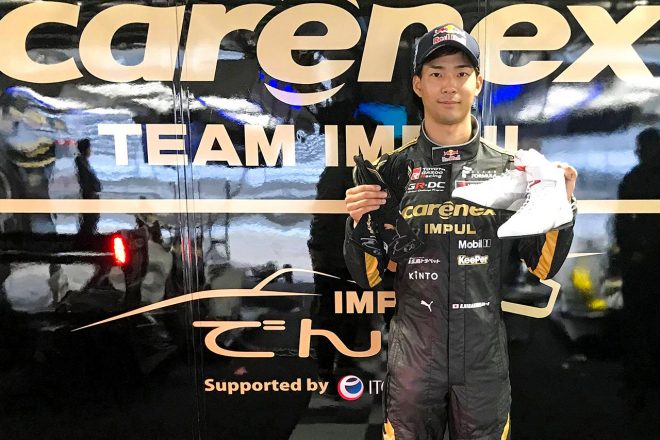 キャンペーン期間中15000円（税込）購入の方の中から抽選で、平川亮のサイン入りグローブ、シューズがそれぞれ1名様ずつにプレゼントされる。