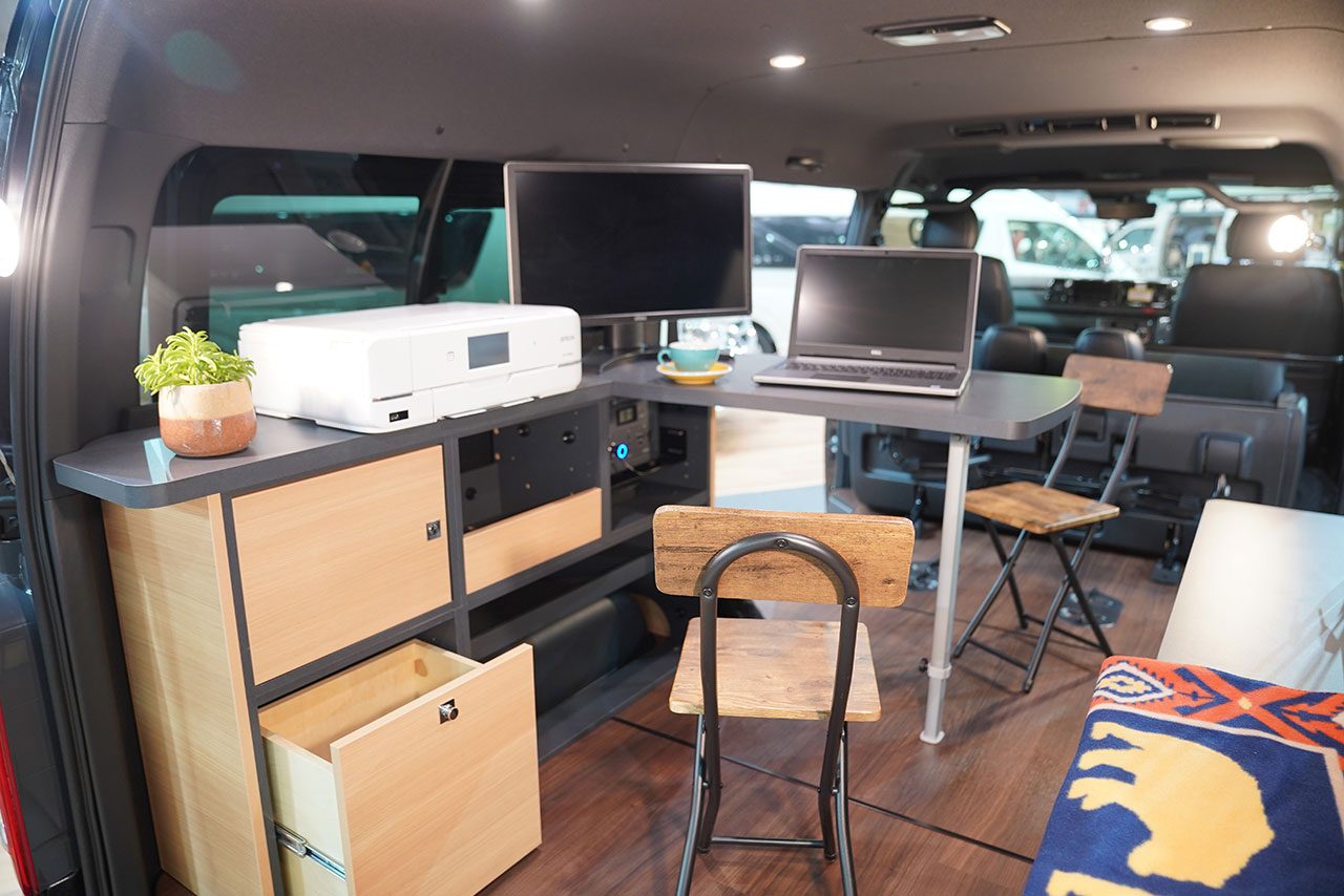 ワーケーションやリモートワークもこなせる移動事務所仕様のカスタム例 木目調のフロアボードもledライトもオプションで用意する 市販車 情報 電化製品の対応力アップで移動オフィスを実現 最新キャンピングカーを紹介の画像 写真 13 Autosport Web