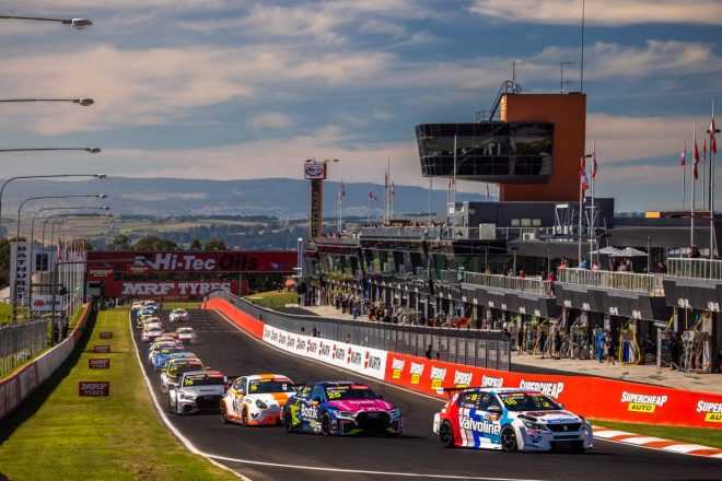 R1ではフロントロウに並ぶ2番手アーロン・キャメロン（プジョー308TCR）がホールショットを奪う