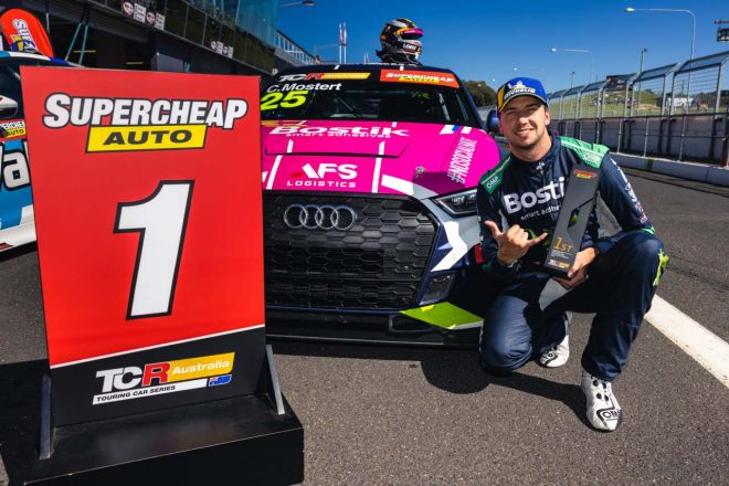 60kgものサクセスバラストを搭載したアウディRS3 LMSで、当然の如くR1を制したチャズ・モスタート