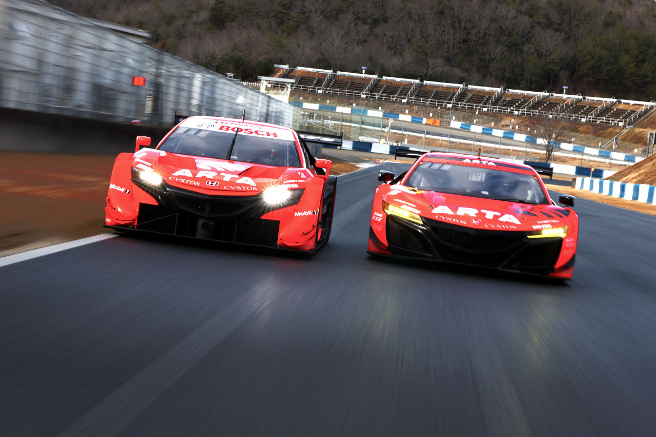 GT500クラスに参戦するARTA NSX-GT（左）とGT300クラスにエントリーしているARTA NSX GT3（右）