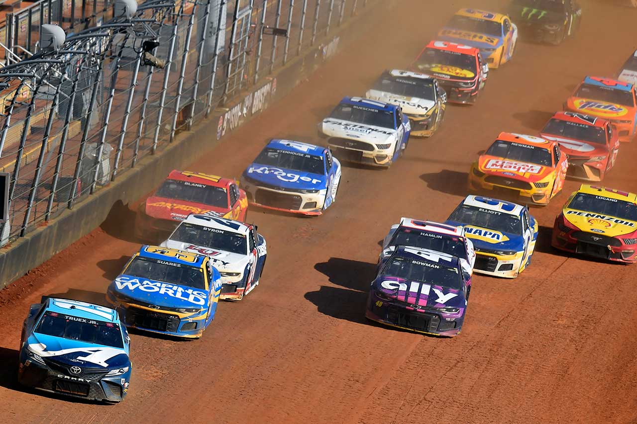 レース序盤は走行ラインにダートが残っていた。これが巻き上げられ、グリーンフラッグ中はトラック全体が埃っぽくなっていた