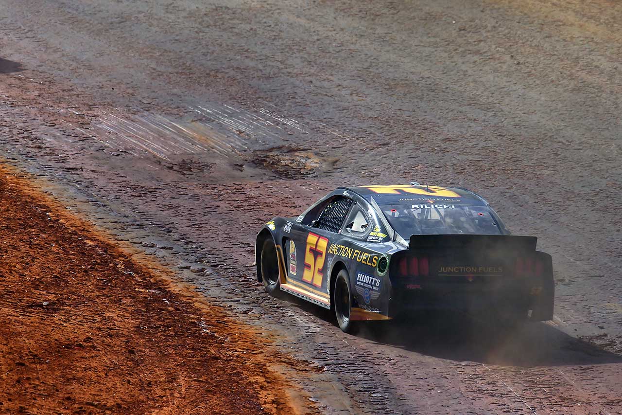 ブレイニーの話していた穴ぼこ。コーナーの走行ライン上にあり、多くのクルマが仕方なしにここを通っていた