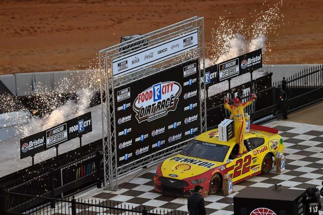 ブリストルでの記念すべきダート戦を制したジョーイ・ロガーノ(ペンスキー・フォード)