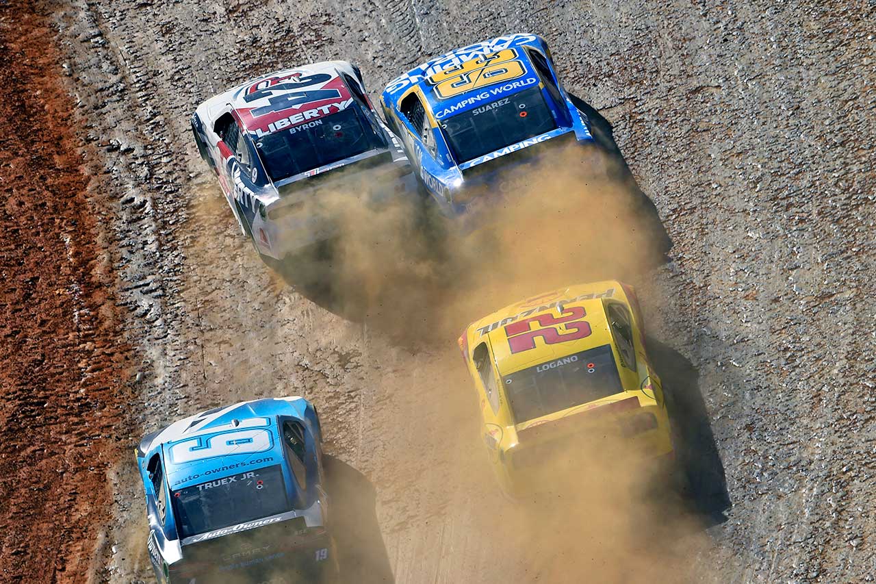 ダートは5層構造で一番上の層のダートはほぼ完全になくなってしまった。上から２層目のダート（粘土質と思われる）はロードローラーでしっかり踏み固められていたはずだが、徐々に削り取られていってしまったようだ