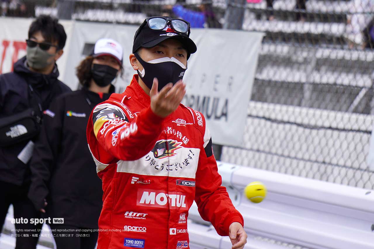 テニスボールを使ったストレッチを行う野尻智紀（TEAM MUGEN）