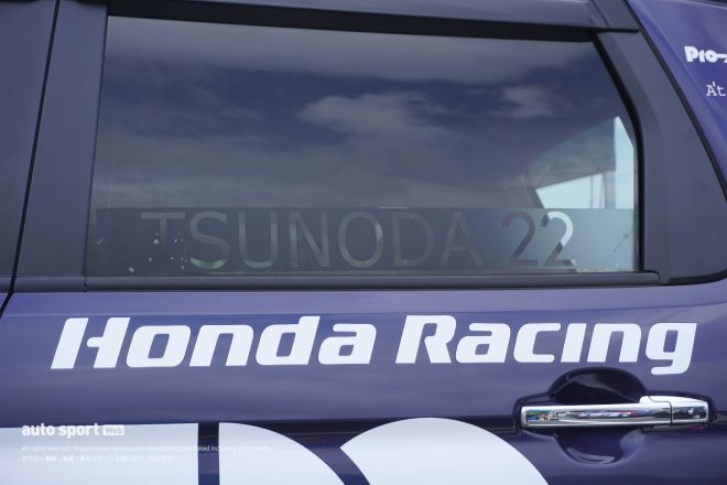 左後部座席のガラスにはカーナンバー22と角田選手の名前