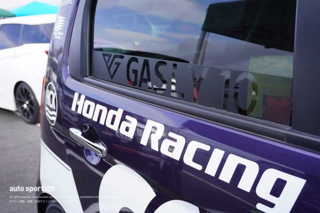 右後部座席のガラスにはカーナンバー10とピエール・ガスリー選手の名前