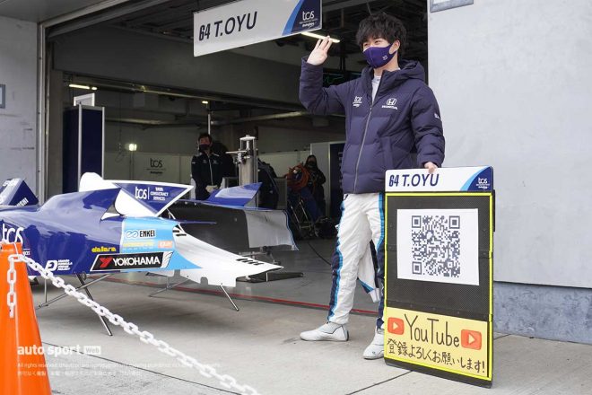 ピットビューイングでファンサービスに応じる大湯都史樹（TCS NAKAJIMA RACING）