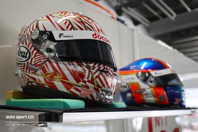 牧野任祐選手のヘルメット。台座には『We are on your side.』の文字が刻まれている