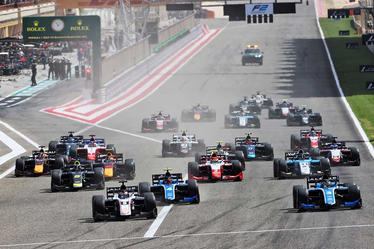2021年FIA-F2第1戦バーレーン レース3のスタートの様子