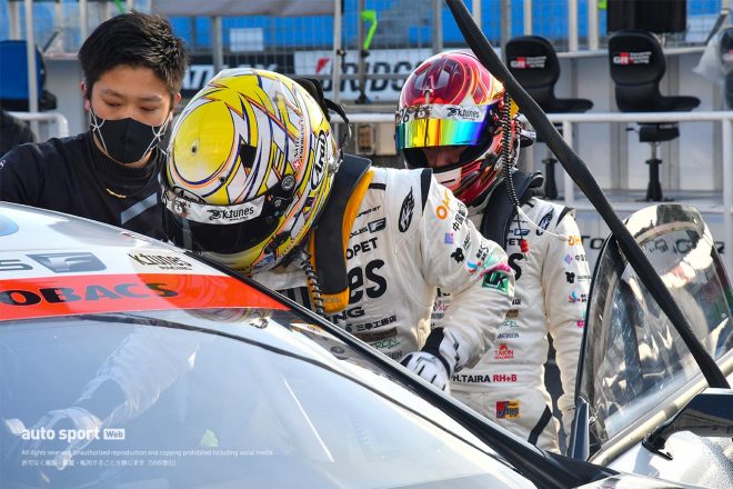 ドライバー交代の練習を行う新田守男と平良響