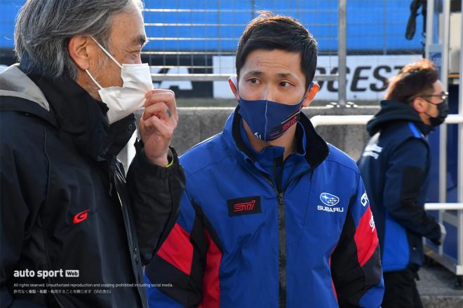 服部尚貴レースディレクターと話し込む山内英輝