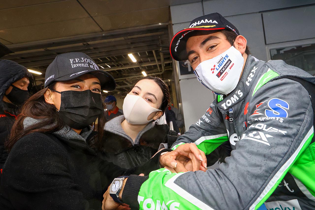 ジュリアーノの日本デビュー戦には母親の後藤久美子、姉でモデルのエレナ・アレジが駆けつけた。