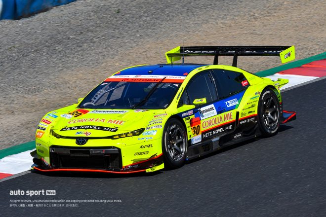 30　TOYOTA GR SPORT PRIUS PHV apr GT