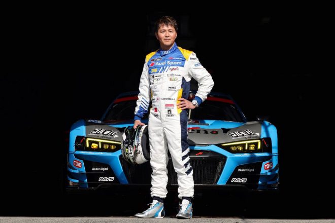 本山哲のヘルメットにはB.R.Mブランドがモータースポーツファンに浸透していくことを期待しマークが入れられる