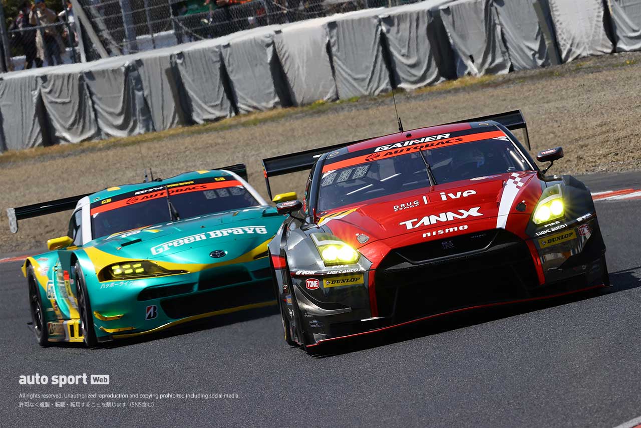 GAINER TANAX GT-Rがホールショットを守るも背後に埼玉トヨペットGB GR Supra GTが接近