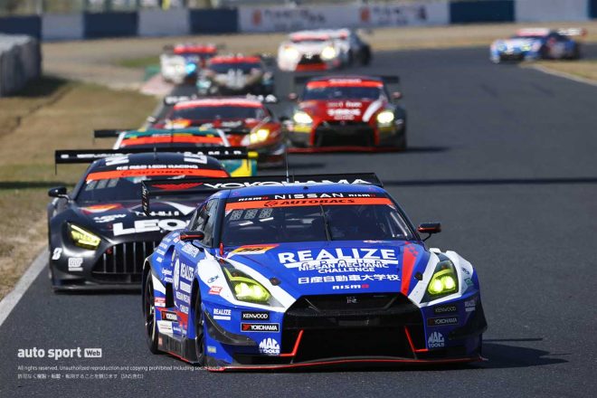 2度目のリスタートからトップを守り切ったリアライズ日産自動車大学校 GT-R（藤波清斗／ジョアオ・パオロ・デ・オリベイラ）