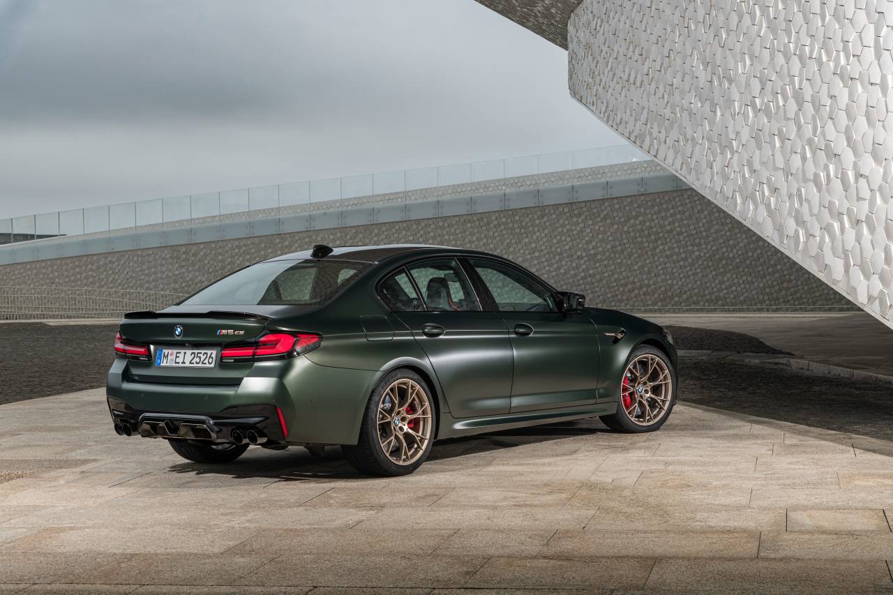 ゴールド・ブロンズの特別なアクセントや、各所にCFRP（炭素繊維強化樹脂）製のボディパネルを採用