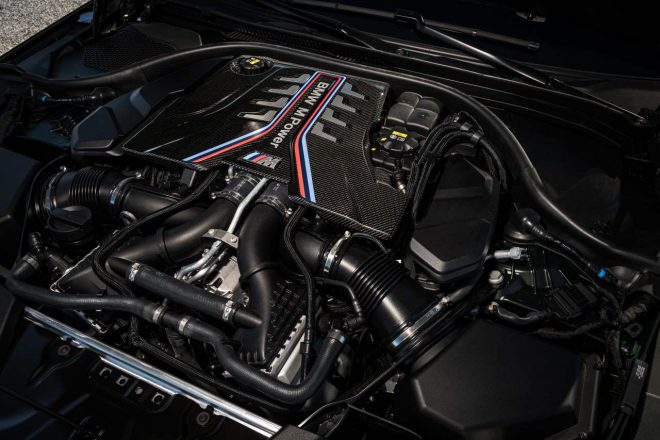 ベースモデルを10PS上回る635PSを発生する4.4リッターV型8気筒BMWツインパワー・ターボを搭載