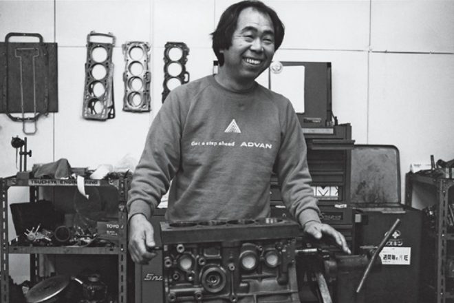 名機4AGエンジンとともに写真に収まる土屋春雄さん