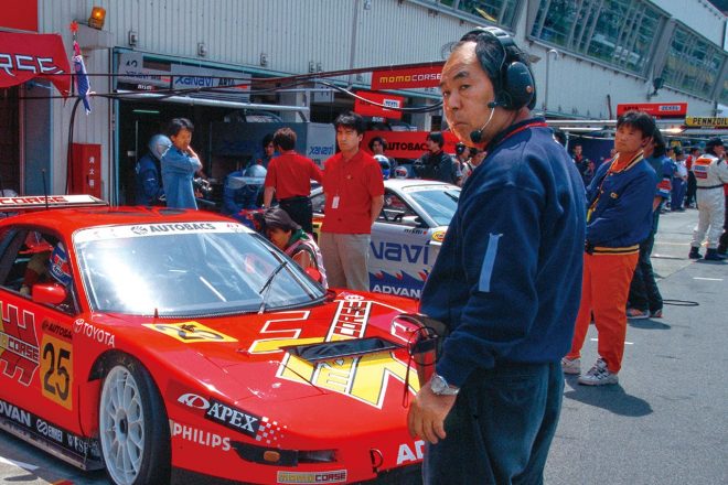 1999年、アペックスと組み新田守男をチャンピオンに導いた。この時、aprの金曽裕人代表は土屋春雄さんに“弟子入り”し、レーシングカーづくりを学んだ。