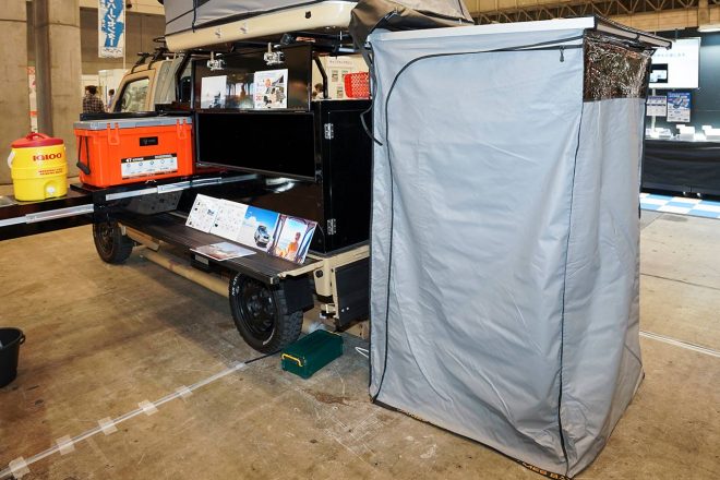 着替えの時に重宝するシャワーカーテンも完備する リヤスペースにスマートに収納できる 市販車情報 最新キャンピングカーのキーワードは家電製品を長時間使用できる 充電力 の画像 写真 5 Autosport Web