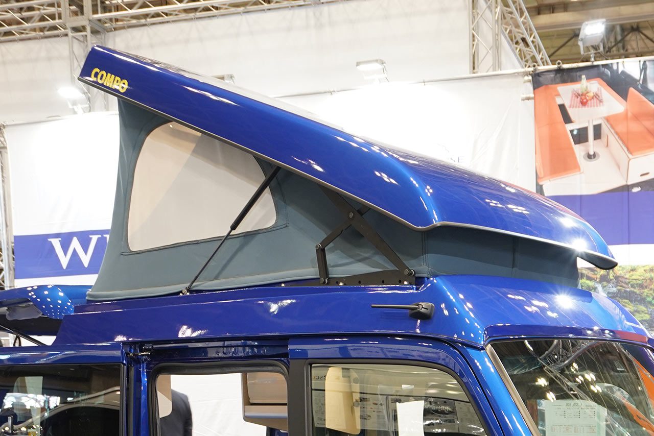 大人2名が就寝できるポップアップルーフを採用 ベット板を跳ね上げれば 室内高は1800mm以上を確保する 市販車情報 最新キャンピングカーのキーワードは家電製品を長時間使用できる 充電力 の画像 写真 16 Autosport Web