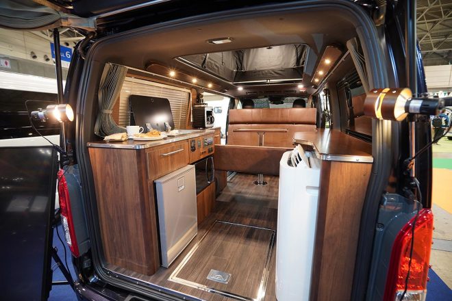 キャビンは木目とレザーを使った豪華な雰囲気。高機能な電源マネジメントを採用している。