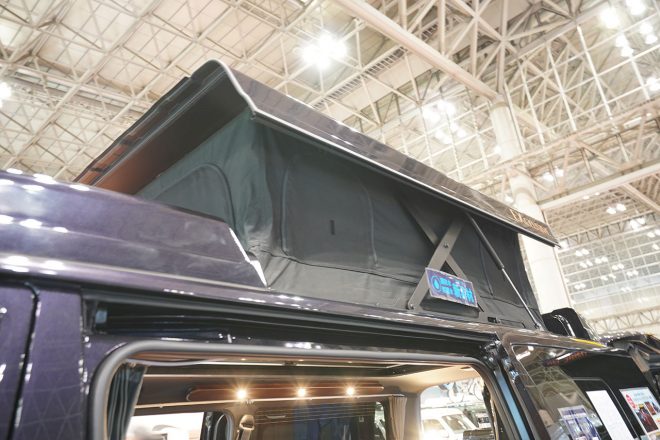 ルーフが水平にアップするエレベーター式のポップアップルーフ。室内高は1850mmまで拡大される。