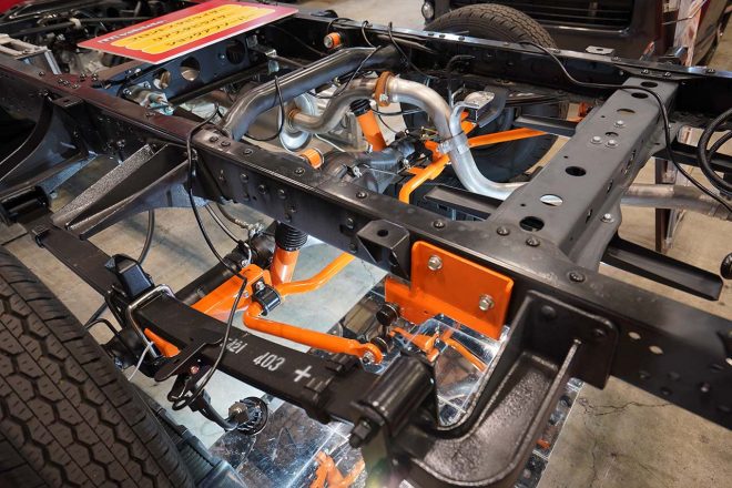 アブソーバーはキャンピングカーの重さを受け止められる十分な容量を確保。リヤの突き上げ感も和らげることができるとい