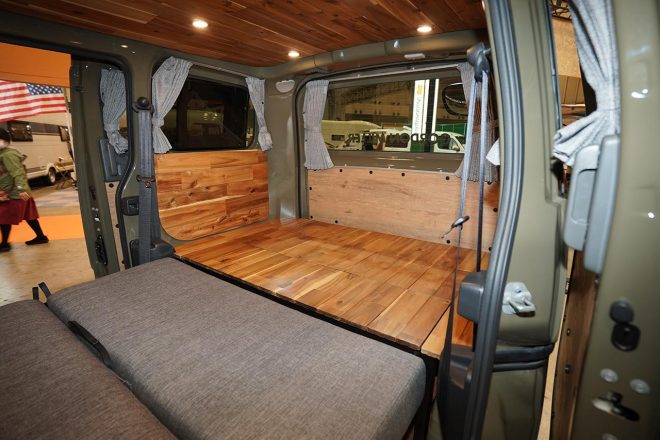 天然木を床から天井まで贅沢に用いたキャビン。本物だからこそ、経年劣化による風合いの変化も楽しむことができる。