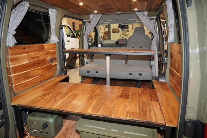 ラゲッジルームの床板をテーブルとして活用できる。さりげない工夫で快適なバンライフをサポートする。