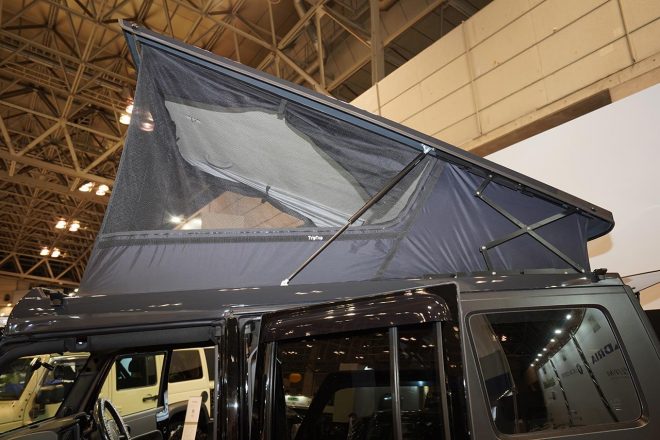 ルーフベットのサイズは2000mm×1100mmと十分な広さを確保。これを取り付ければラングラーでも快適な車中泊ができる。