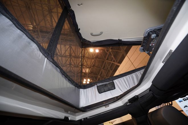 ルーフベットには、運転席上のサンルーフから乗り込む。ルーフレールにがっちりと固定されているので、安定感も申し分なし。