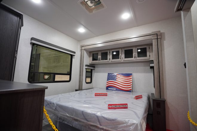 キャビンは、大まかに分けると3つのスペースが設けられている。フロント側にリビングやダイニング、リヤ側にはベットルームがレイアウトされている。