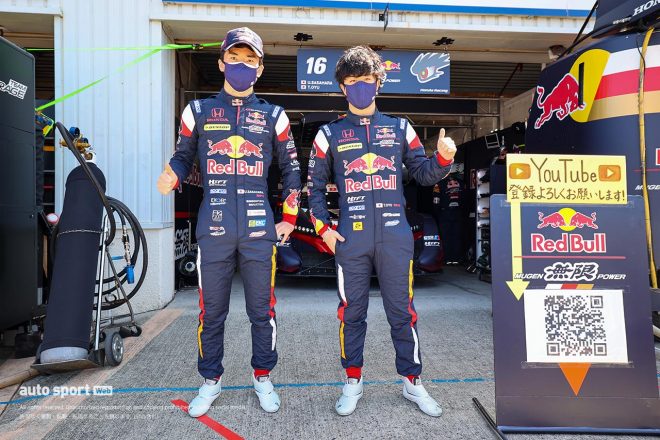 16Cピット 16　TEAM Red Bull MUGEN 笹原右京／大湯都史樹 レーシングスーツ：スパルコ