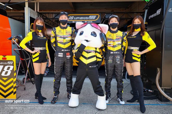 17Aピット 18　TEAM UPGARAGE 小林崇志／名取鉄平 レーシングスーツ：ジュランレーシング