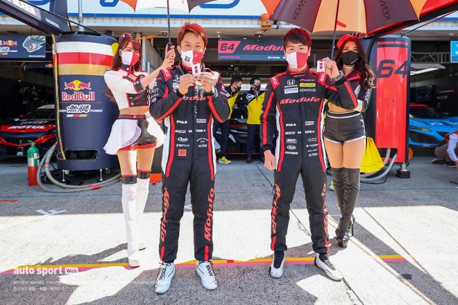 16Bピット 64　Modulo Nakajima Racing 伊沢拓也／大津弘樹 レーシングスーツ：スパルコ