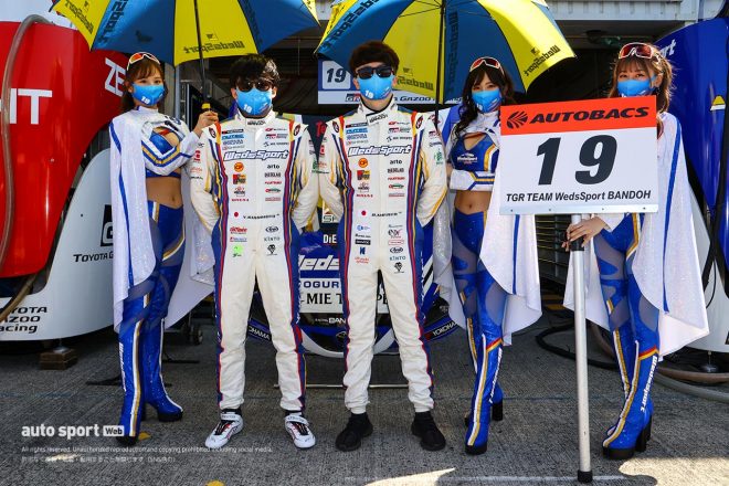 10Aピット 19　TGR TEAM WedsSport BANDOH 国本雄資／宮田莉朋 レーシングスーツ：グループエム
