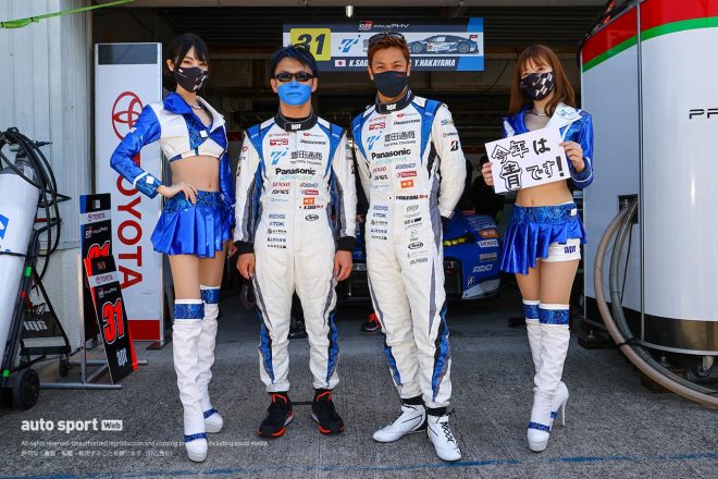 8Cピット 31　apr 嵯峨宏紀／中山友貴 レーシングスーツ：ARD