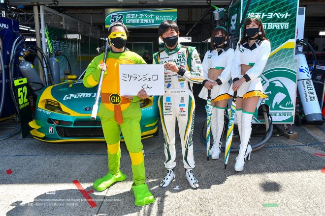 9Aピット 52　埼玉トヨペット Green Brave 吉田広樹／川合孝汰 レーシングスーツ：グループエム　（ミケランジェロくん：川合）