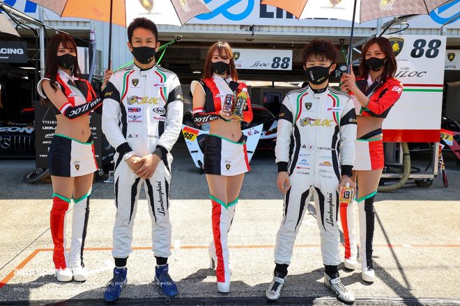 13Cピット 88　JLOC 小暮卓史／元嶋佑弥 レーシングスーツ：アディダス