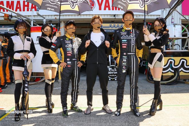 8Aピット 2　muta Racing INGING 加藤寛規／阪口良平／小高一斗 レーシングスーツ：ARD