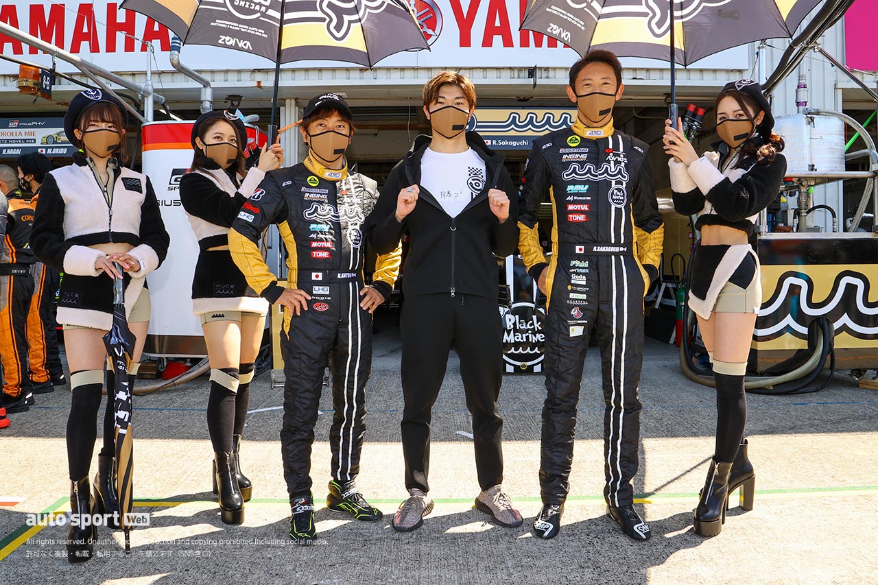 8Aピット 2　muta Racing INGING 加藤寛規／阪口良平／小高一斗 レーシングスーツ：ARD