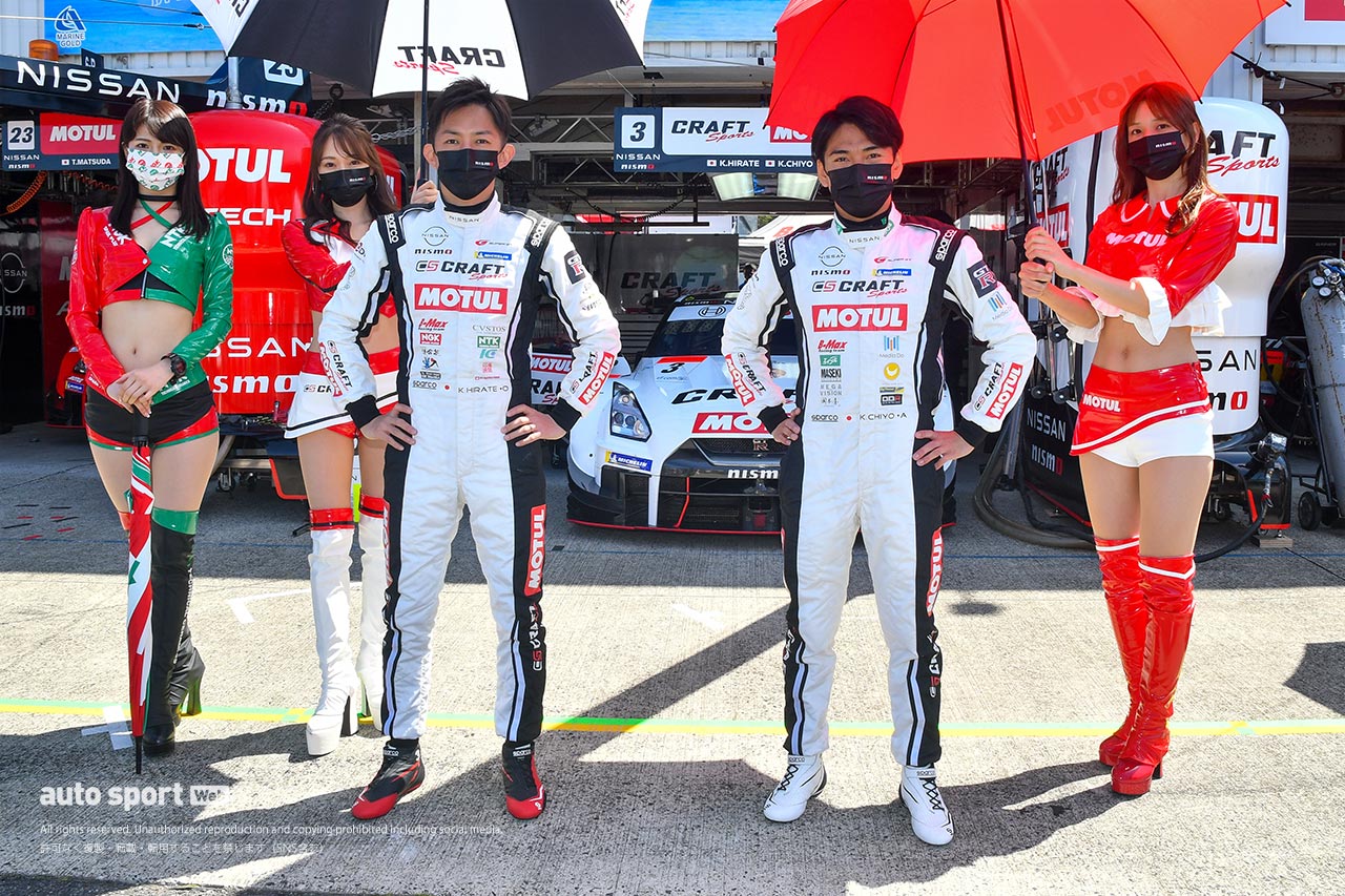 6Aピット 3　NDDP RACING with B-MAX 平手晃平／千代勝正 レーシングスーツ：スパルコ