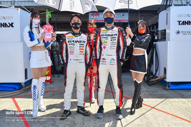 5Bピット 10　GAINER 星野一樹／石川京侍 レーシングスーツ：グループエム